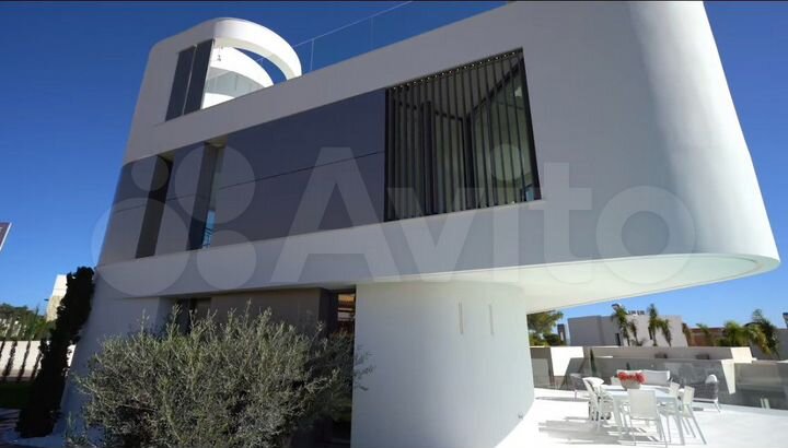 Дом 608,6 м² на участке 12 сот.