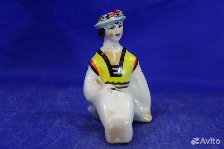 Фарфоровая статуэтка Сидящий гуцул На полоныне пар