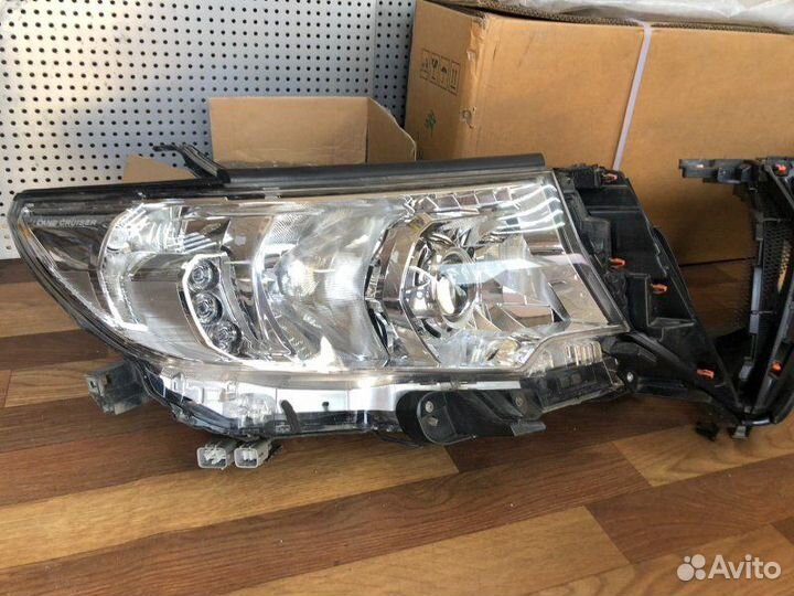 Фара галогеновая передняя правая Toyota Land