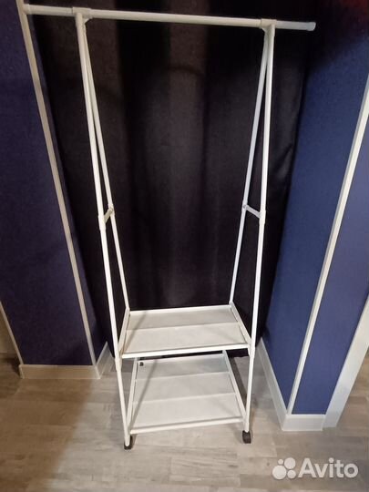 Вешалка на колесах с полочками