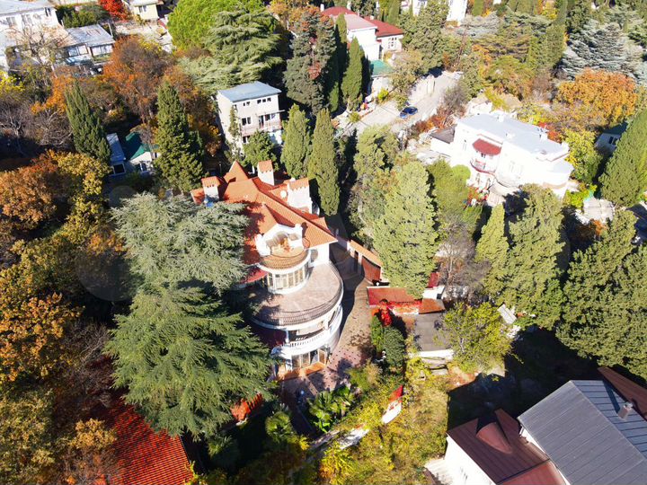 Дом 616 м² на участке 9,7 сот.