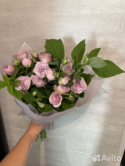 Букет из роз и веточек малины