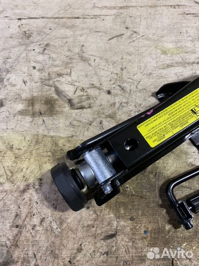 Домкрат Audi A4 8K2 CDH 2007-2011