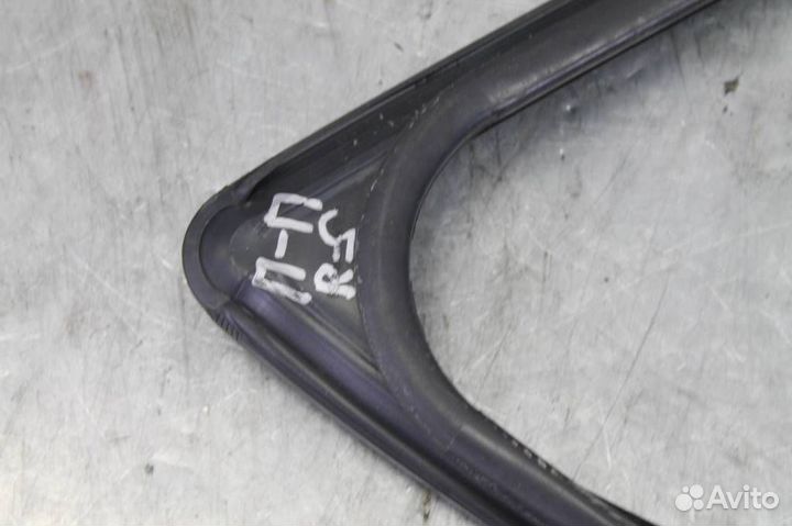 Уплотнитель стекла двери передней правой Renault