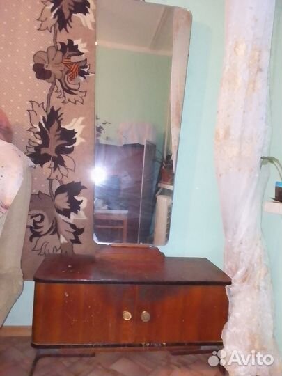 Трюмо с зеркалом