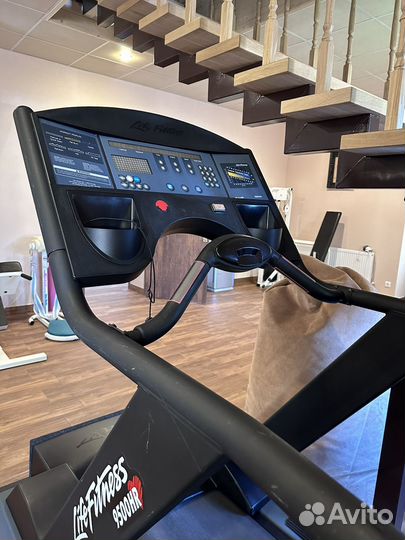 Беговая дорожка life fitness