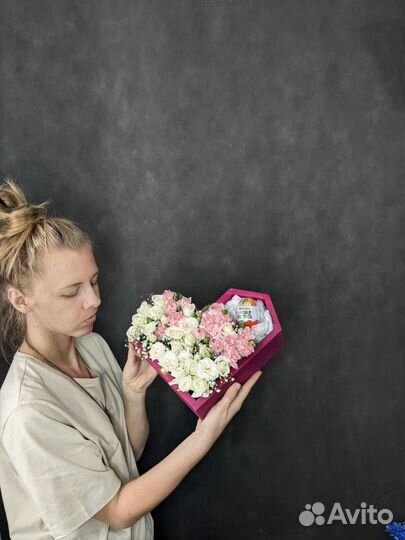 Композиция цветочная с киндером