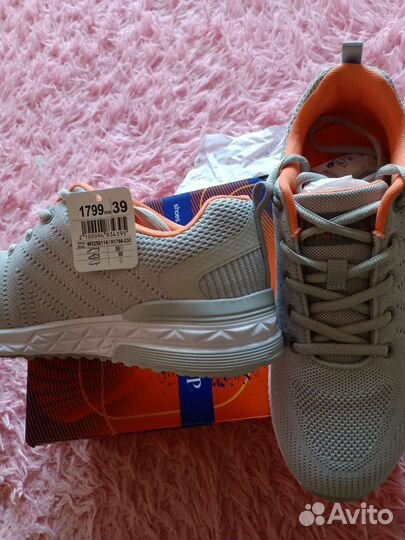 Кроссовки женские новые