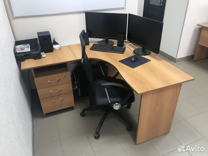 2 угловых стола с тумбочками 2правых