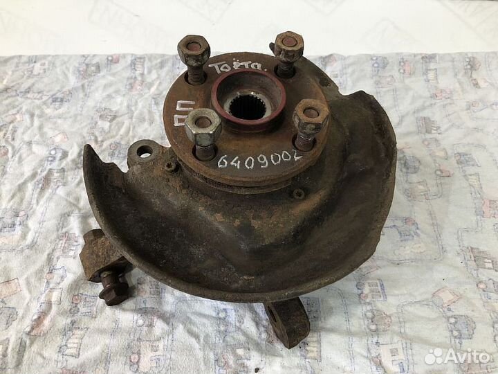 Кулак поворотный правый Toyota Corolla E10