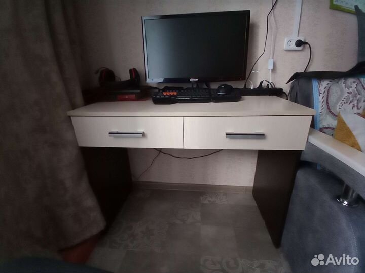 Письменный стол