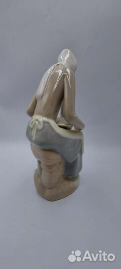 Винтажная статуэтка Casades Девушка с гусем