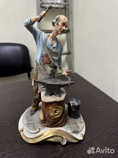 Статуэтка «Кузнец» Италия фарфор 20 век