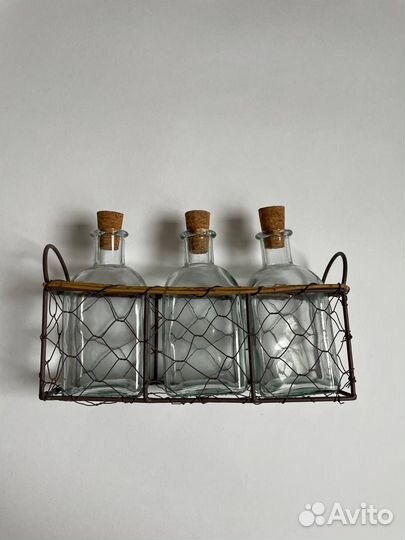 Банки с пробками в корзине