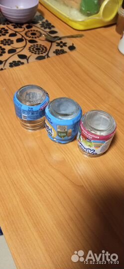 Много баночек из-под детского питания