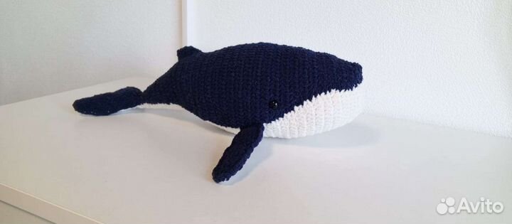 Вязаная игрушка кит