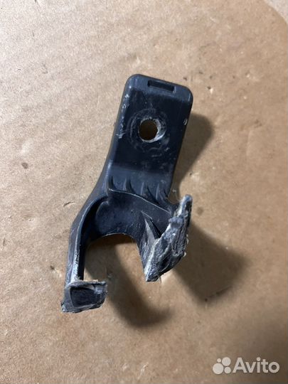 Крепление правой фары Toyota Camry 70