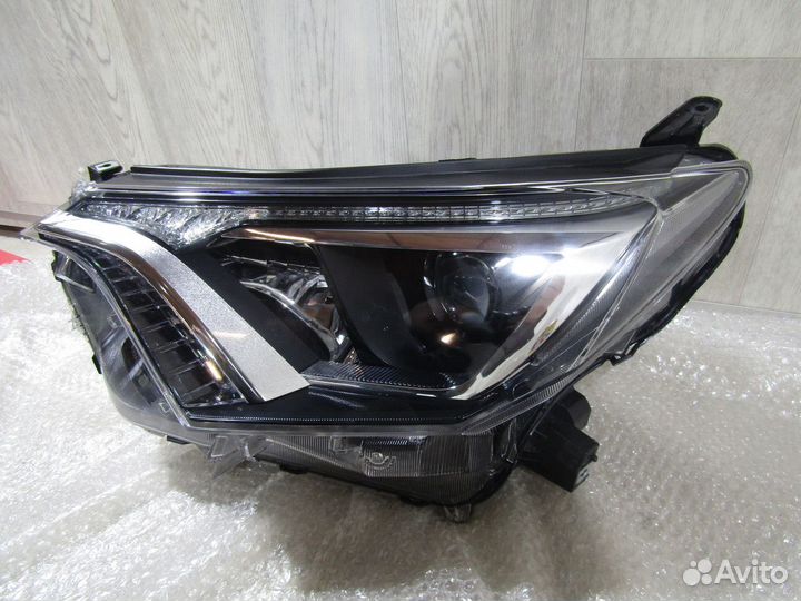 Фара левая Toyota RAV4