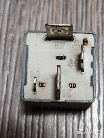 Реле топливного насоса (1) VW Golf / VW Jetta