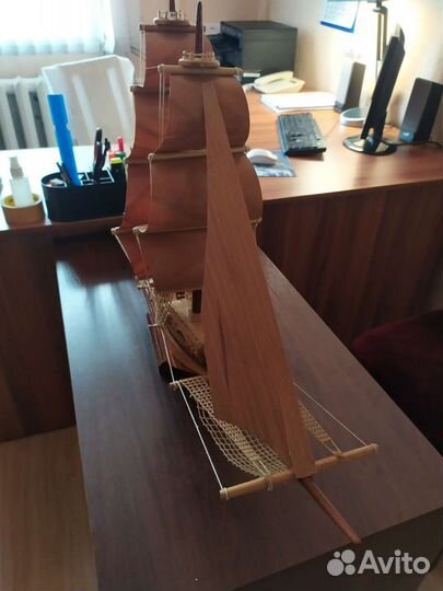 Модель парусника из дерева