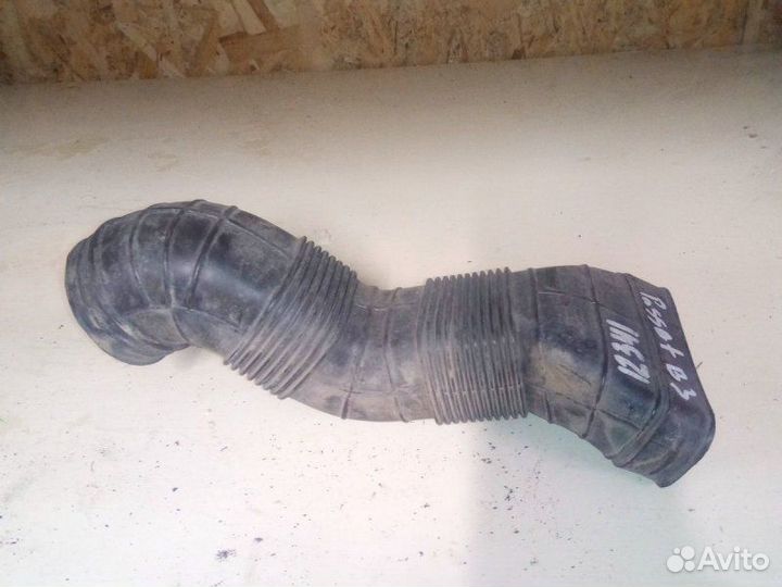 Заборник воздуха Volkswagen Passat B3