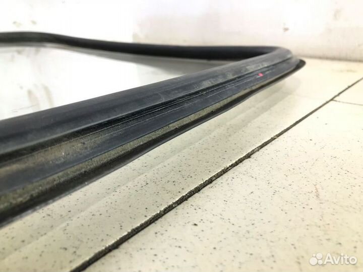 Стекло заднее боковое правое