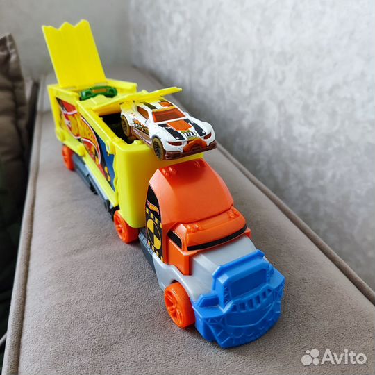 Hot wheels крушащий грузовик