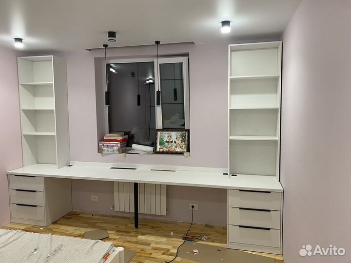 Детские рабочие зоны, стол у окна. Изготовление