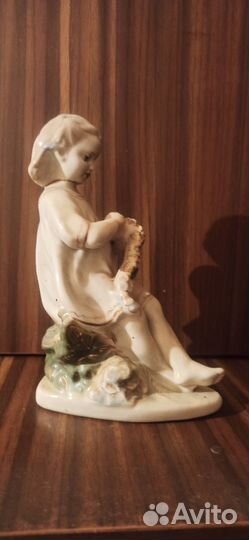 Статуэтка фарфор девочка с венком