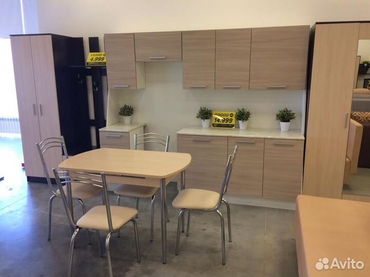 Кухонный стол со стульями