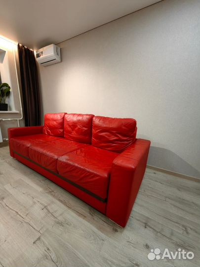 Кожаный диван