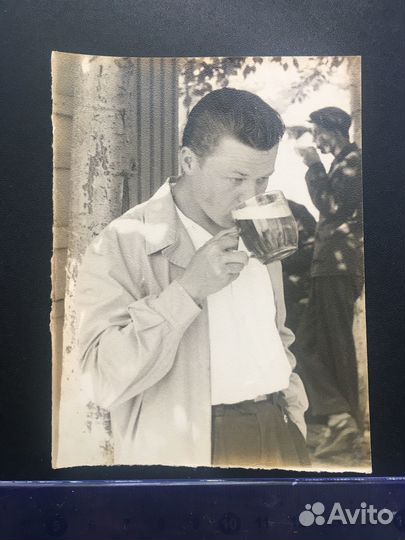 Мужчина побеждает кружку пива старая кружка СССР