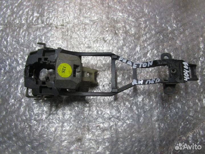 Кронштейн ручки передней правой VW Phaeton 2002-20