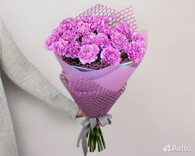Букет из 21 лунной гвоздики в фиолетовой упаковке