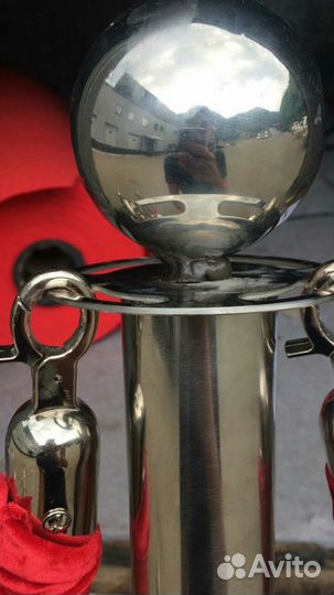 Столбики ограждения с красными канатами