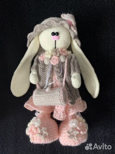 Вязаная игрушка Заяц