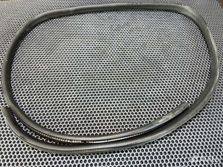 Уплотнитель дверного проема прав. перед. Hummer H3