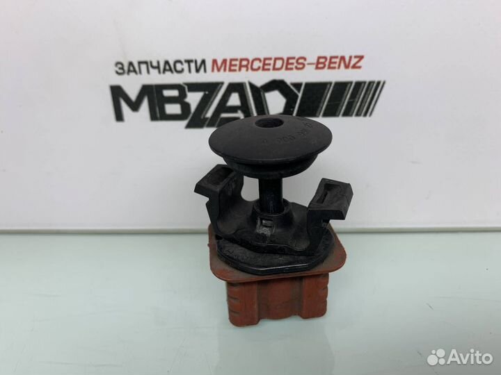 Крепление радиатора Mercedes W212