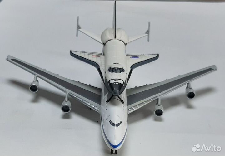 Модель самолета B 747-SR46SCA + Discovery 1:500