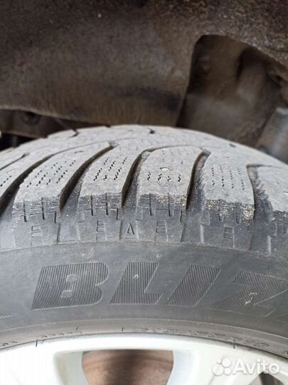 Bridgestone Blizzak Spike-02 215/55 R16