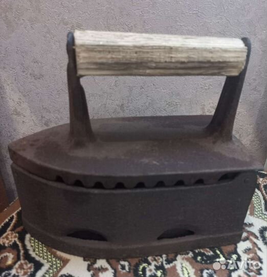 Старинный утюг на углях