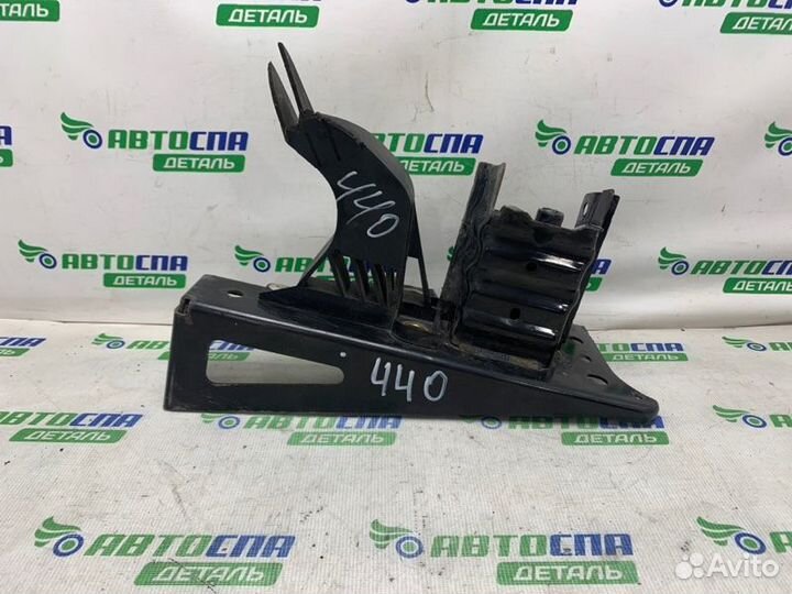 Кронштейн усилителя бампера передний правый Opel