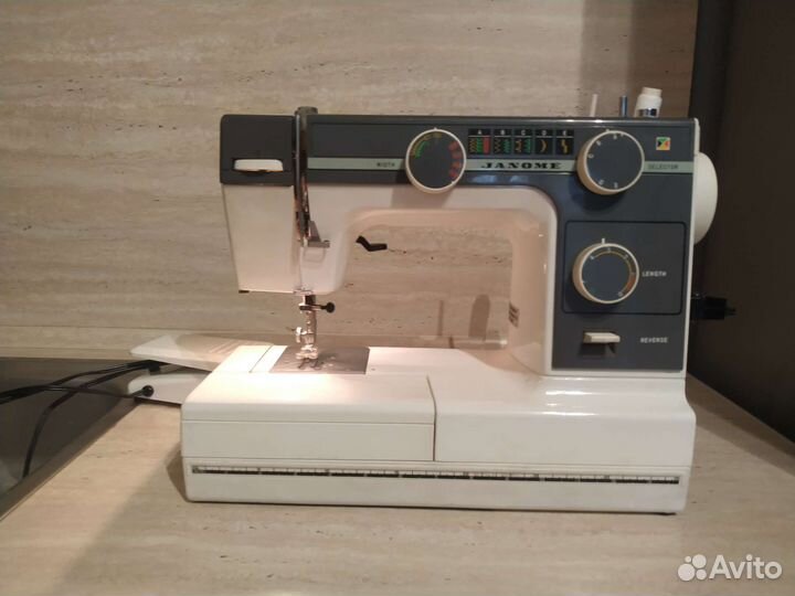 Швейная машина Janome 352