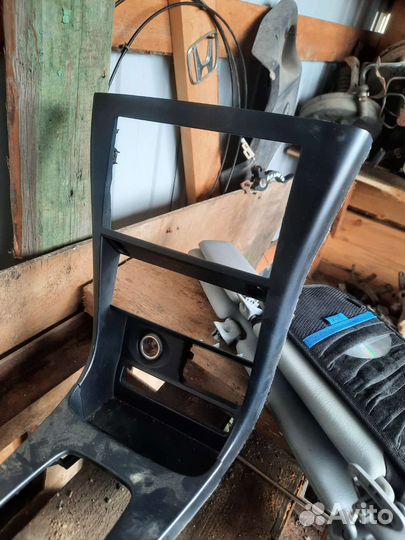 Подлокотник на Nissan Almera Classic B10