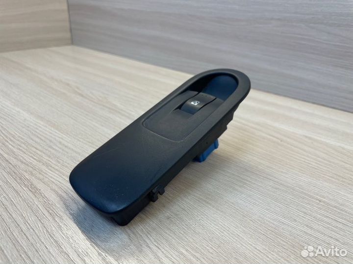 Кнопка стеклоподъемника передняя правая Renault