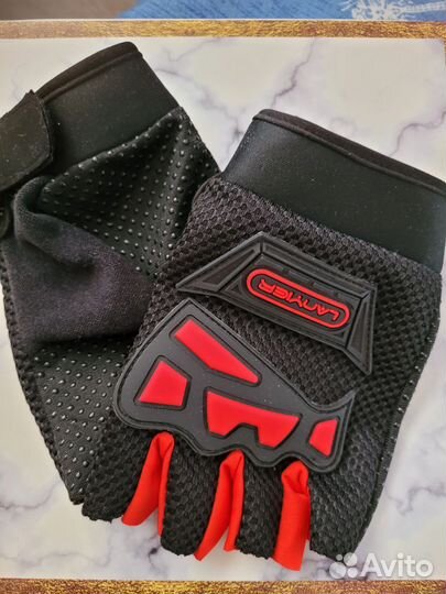Спортивные перчатки