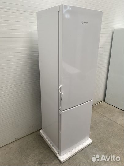 Холодильник Indesit ITR 4200 W белый 195см