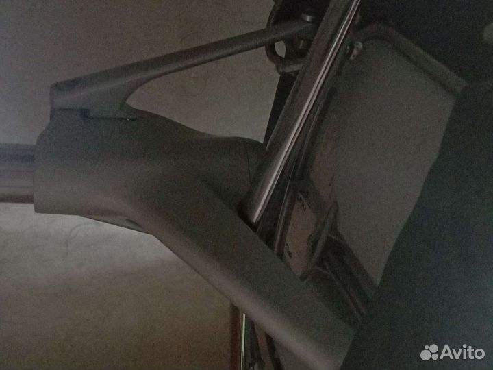 Офисное кожаное кресло