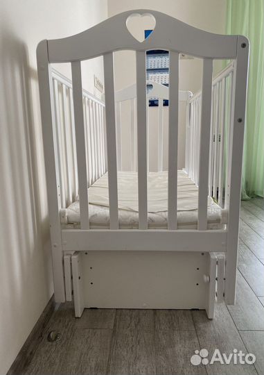 Детская кроватка с универсальным маятником