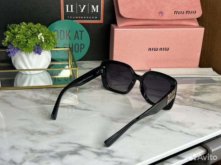 Солнцезащитные очки Miu Miu женские